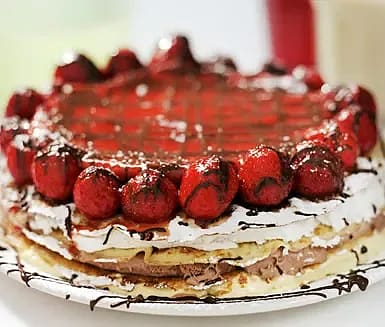 Pannkakstårta med choklad- eller vaniljsås