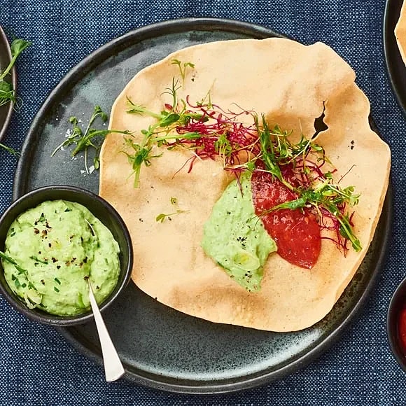 Papadums med ärthummus, tomatsylt och mynta
