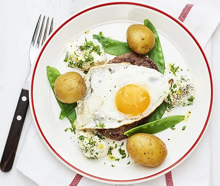 Parisare med ägg, senapskräm och kokt potatis