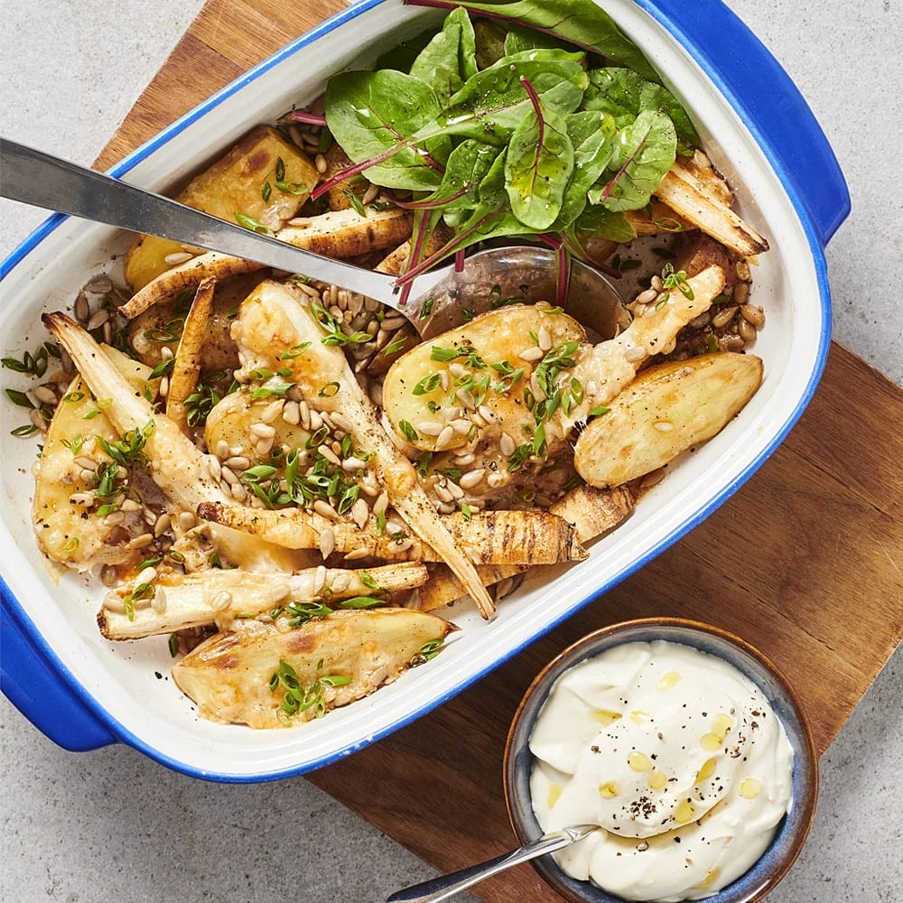 Parmesanrostade persiljerötter med citronsmetana