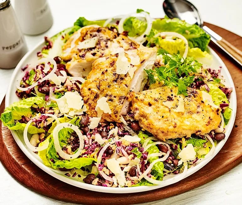 Parmesanstekt kyckling med bryssel- och rödkålsrissallad
