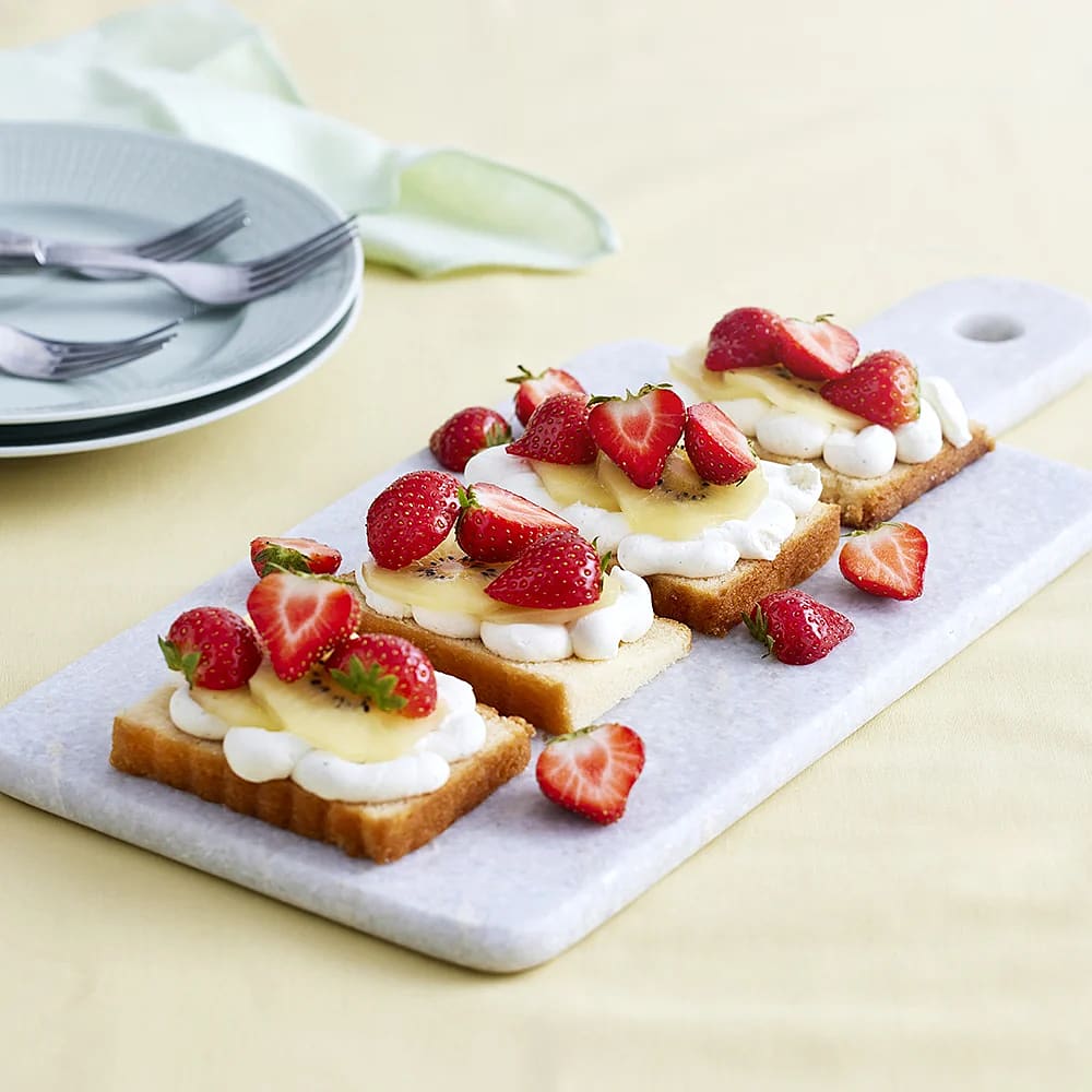 Påskbakelse med vaniljmascarpone, kiwi och jordgubbar