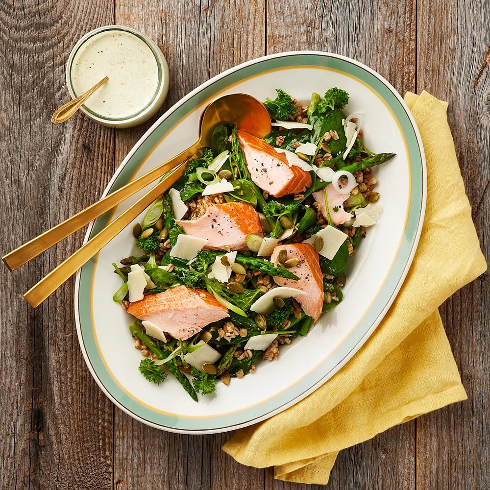 Påskig sallad med varmrökt lax och sparris
