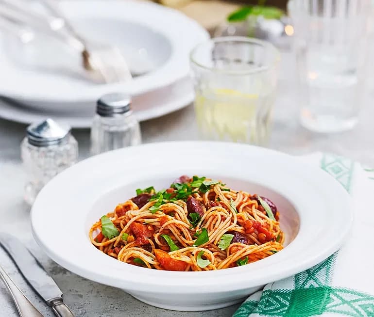 Pasta arrabbiata med lammkorv och het, mustig sås