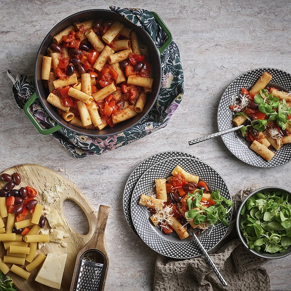 Pasta arrabbiata med paprika och oliver