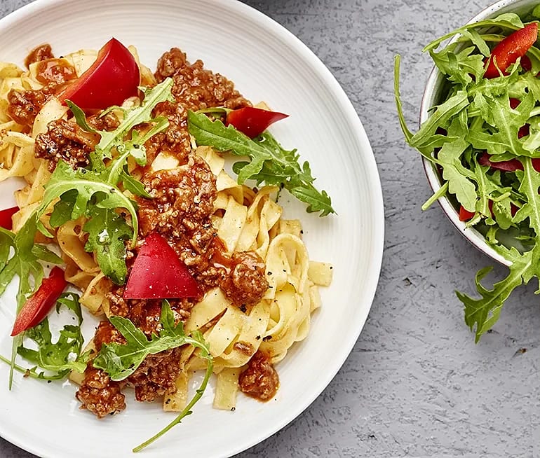 Pasta Bolognese med paprika- och rucolasallad