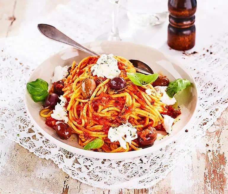 Pasta chitarra i tomatsås med mozzarella