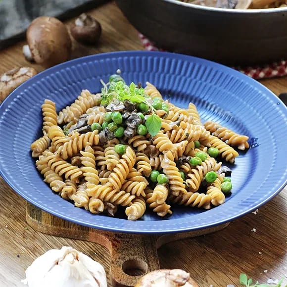 Pasta med ärtor och champinjonsås