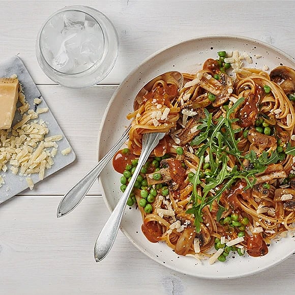 Pasta med champinjoner, ärtor och pesto rosso