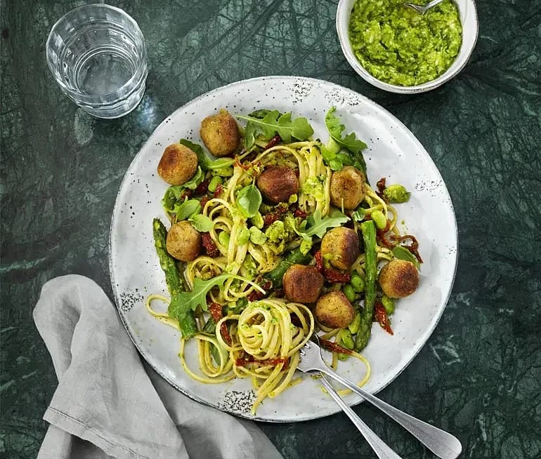Pasta med falafel och ärtpesto