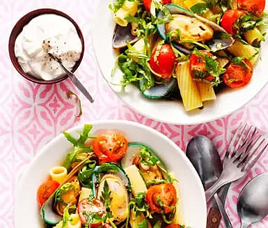 Pasta med grönmusslor, tomat och basilika