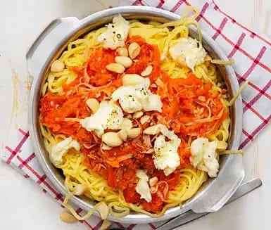 Pasta med kalkon, mozzarella och mandel i tomatsås