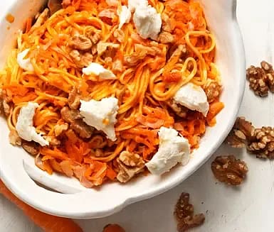 Pasta med kalkon, mozzarella och valnötter i tomatsås