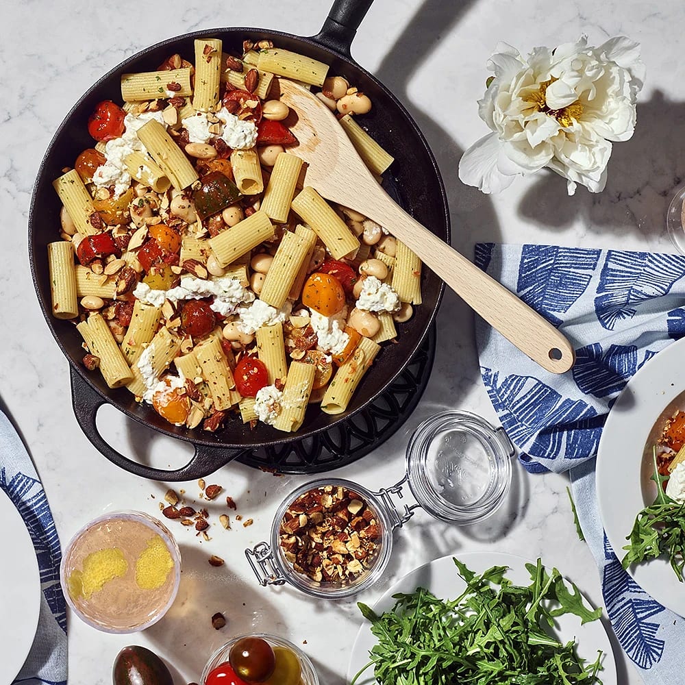 Pasta med körsbärstomater och getost