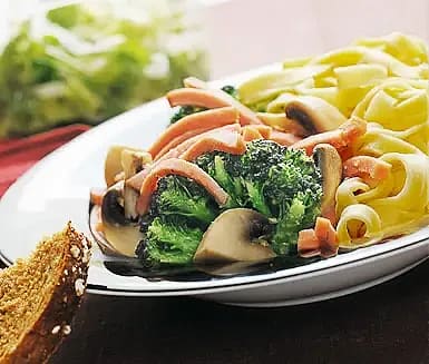 Pasta med korv- och grönsaksröra