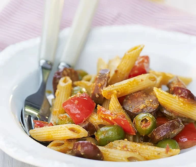 Pasta med korv och paprikapesto