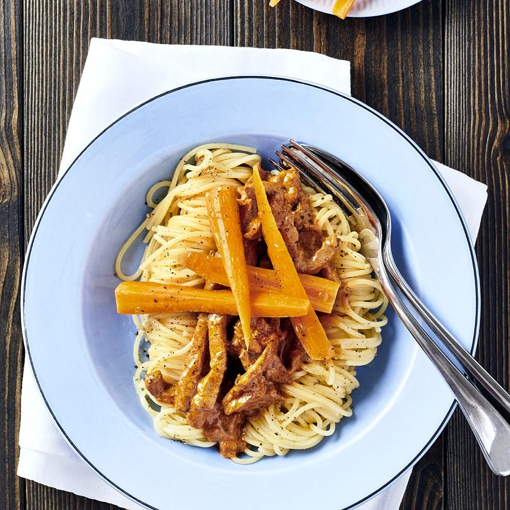 Pasta med kotlett i krämig tomatsås