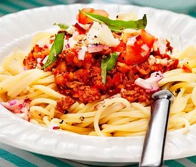 Pasta med köttfärssås och tomat- och mozzarellasallad