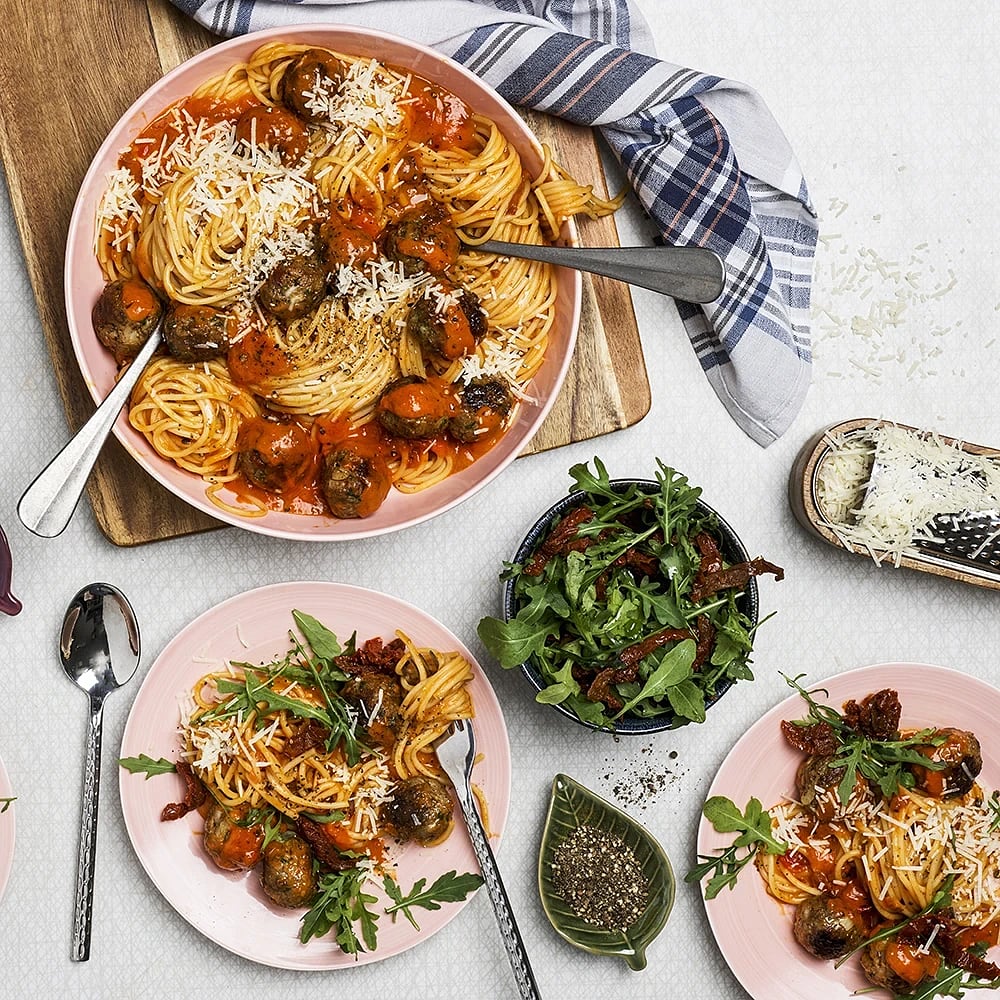 Pasta med krämig tomatsås och vegobullar