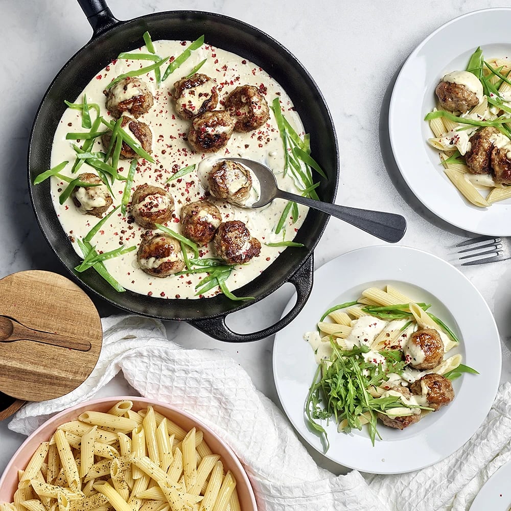 Pasta med kycklingbullar i krämig pepparsås
