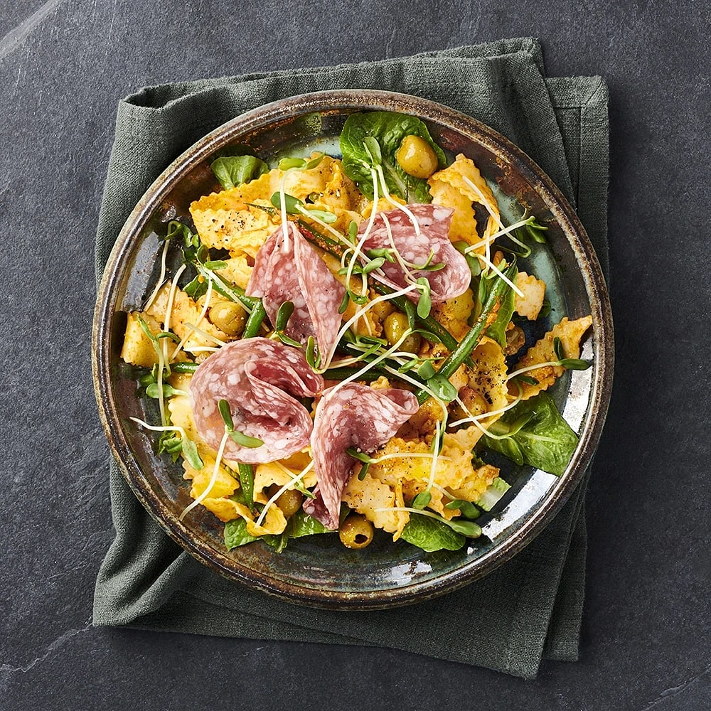 Pasta med paprikapesto och salami