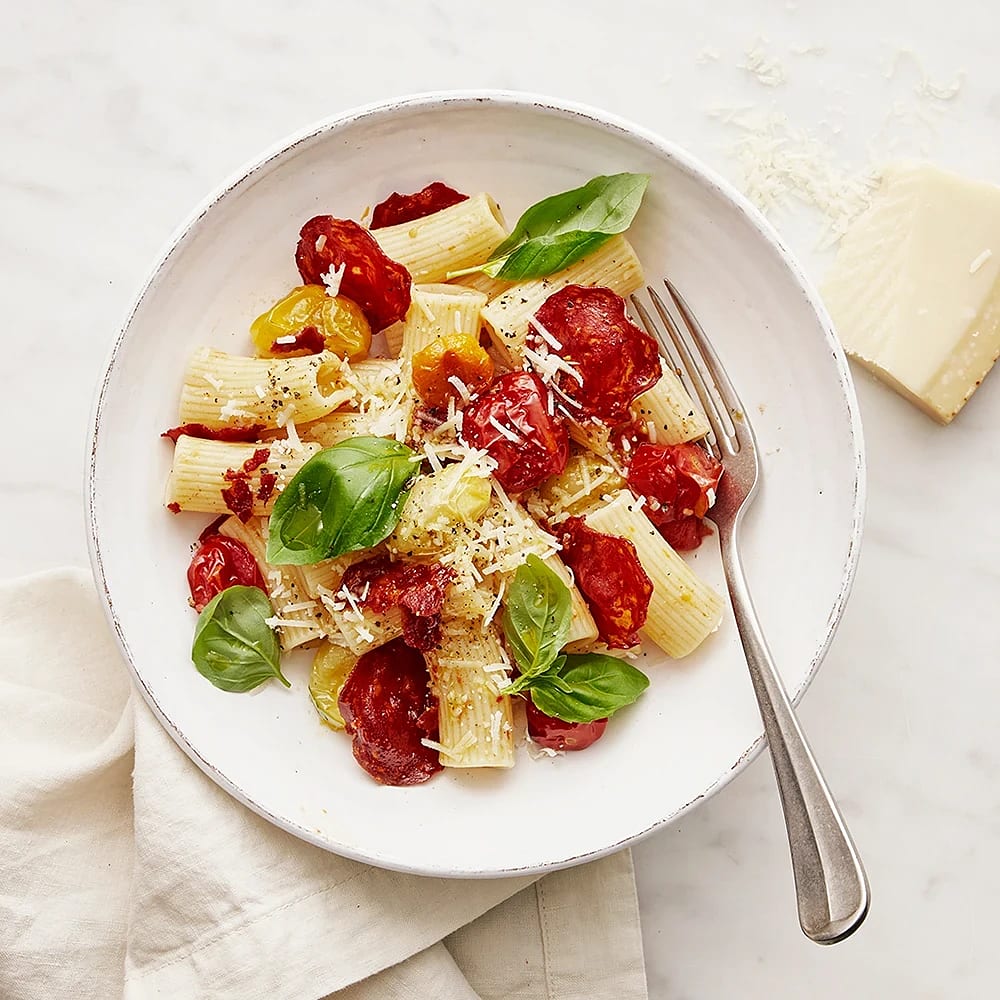 Pasta med rostade tomater och salamichips