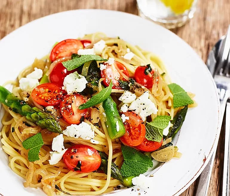 Pasta med schalottenlök, sparris, salvia och feta
