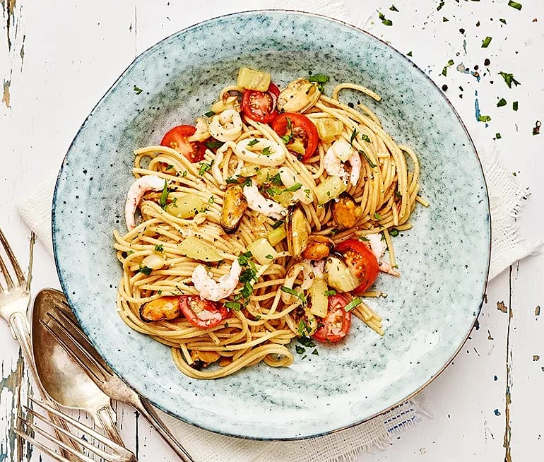 Pasta med skaldjur, vitt vin och persilja