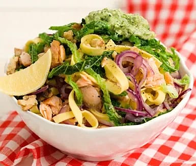 Pasta med varmrökt lax, grönkål och citron