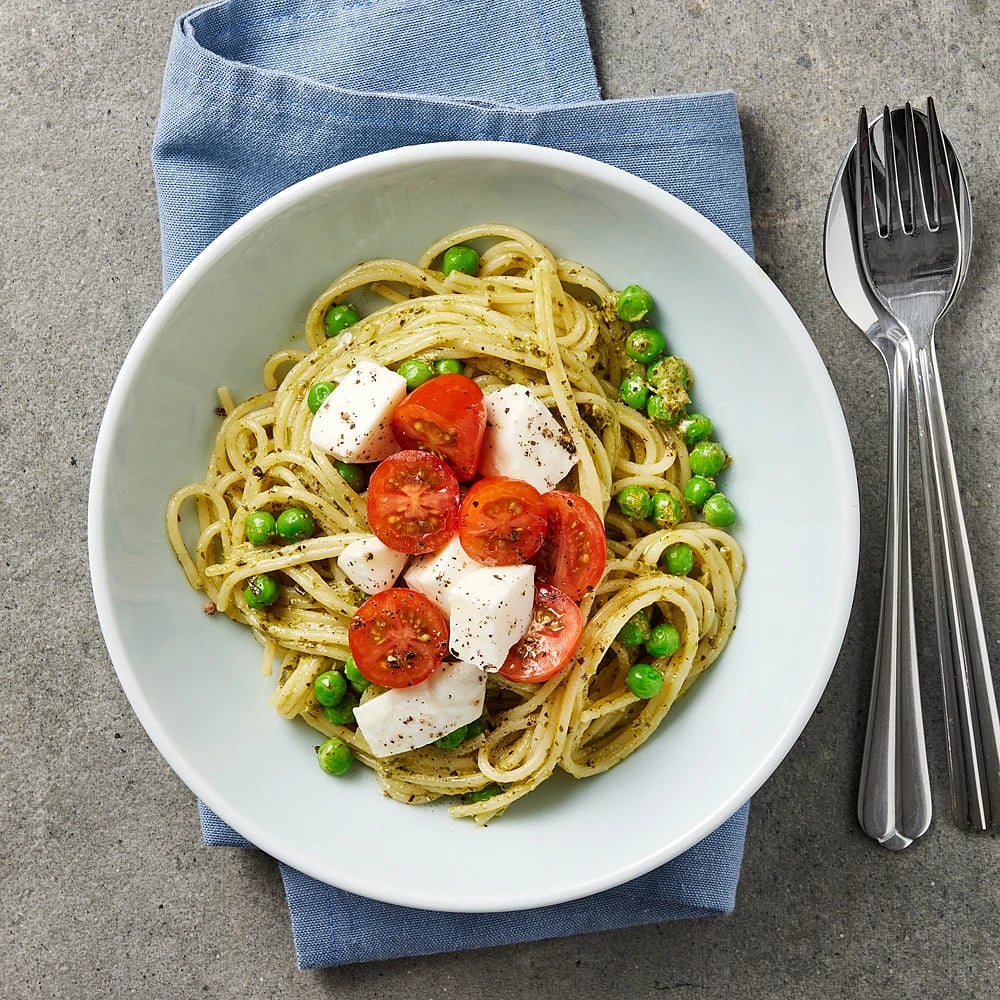 Pasta pesto med mozzarella och tomat