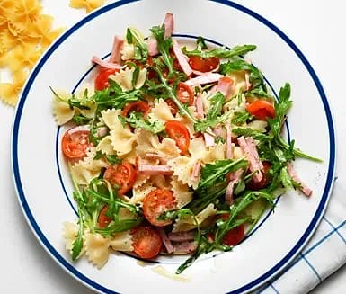 Pastafjärilar med skinka, tomater och ruccola