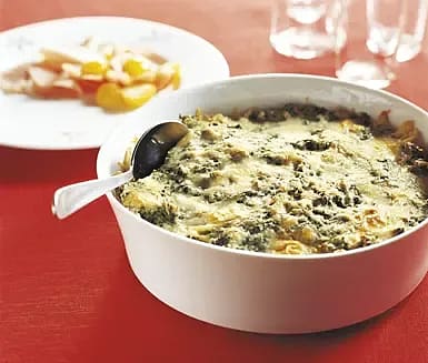 Pastagratäng med grönkål och skinka