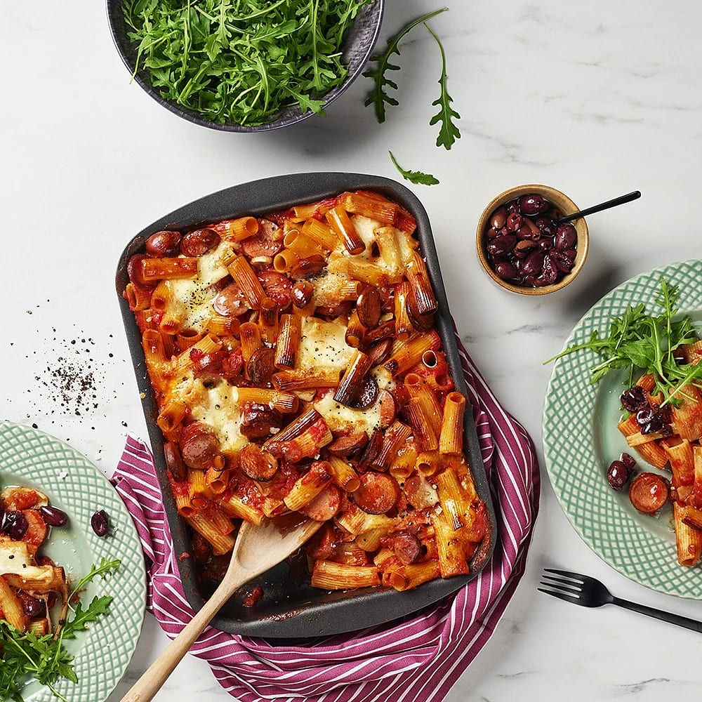 Pastagratäng med korv och tomat