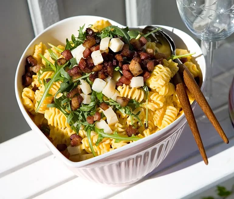 Pastasallad med knaperstekt bacon och paprikadressing