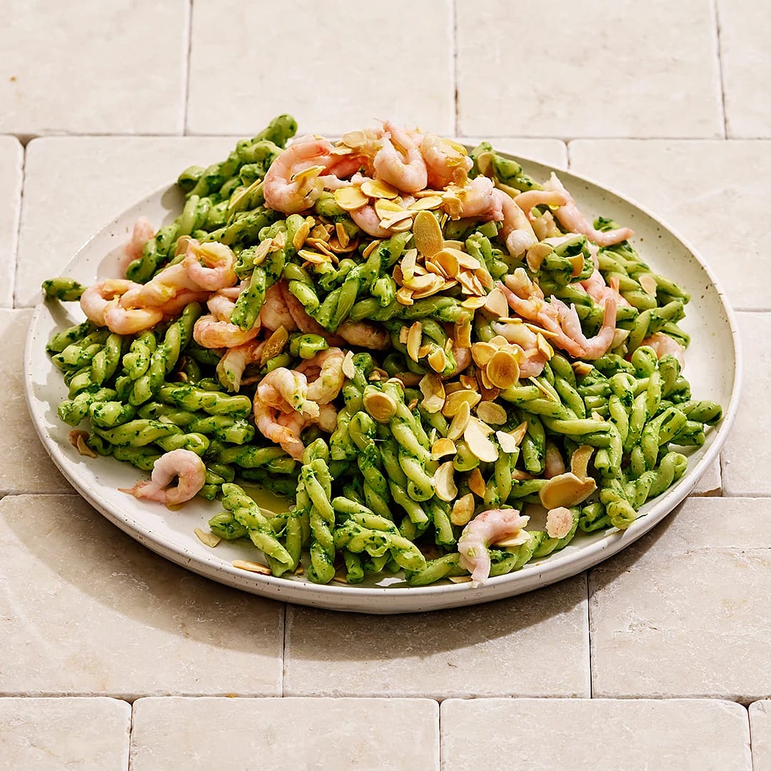 Pastasallad med räkor och green goddess-dressing