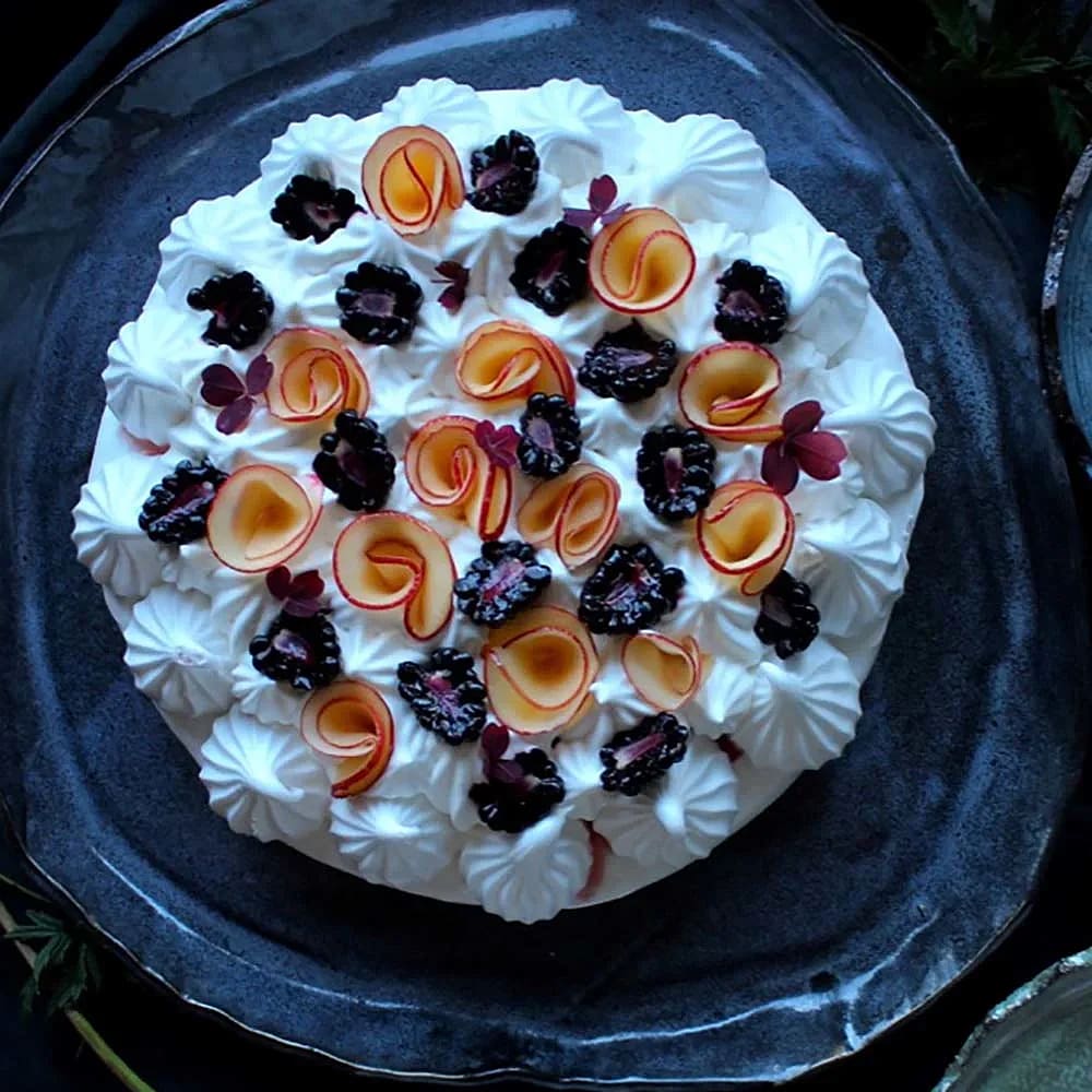 Pavlova med äpple och björnbär