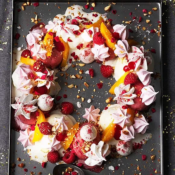 Peach Melba-krans med maräng och kanderad mandel