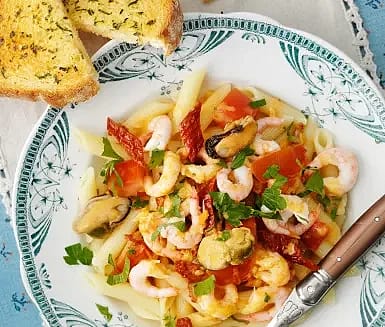 Penne marinara med örtrostat bröd