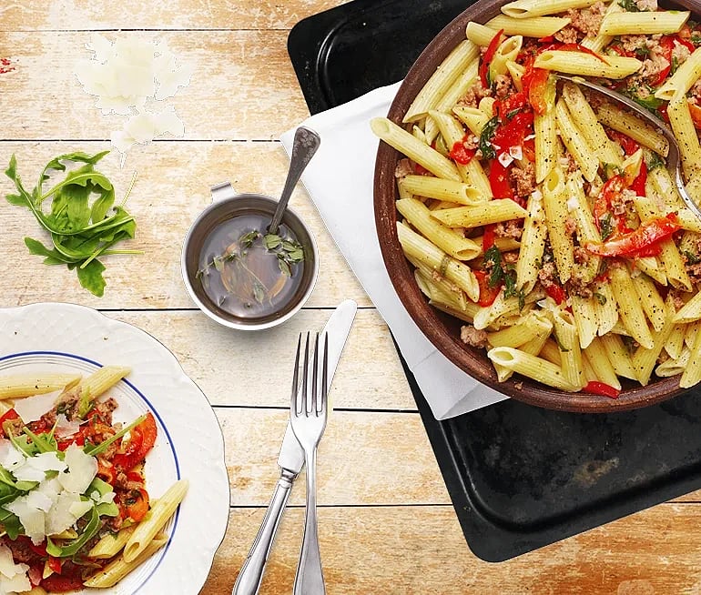 Penne med salsiccia, paprika och pesto