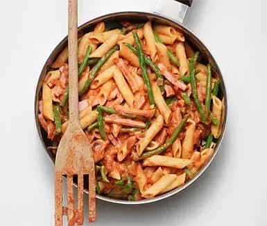 Penne med skink- och tomatsås och haricots verts