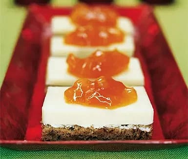 Pepparkaksbröd med lagrad ost och aprikoschutney