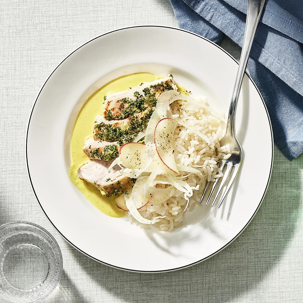Persiljestekt kyckling med currysås och äpple- och fänkålssallad