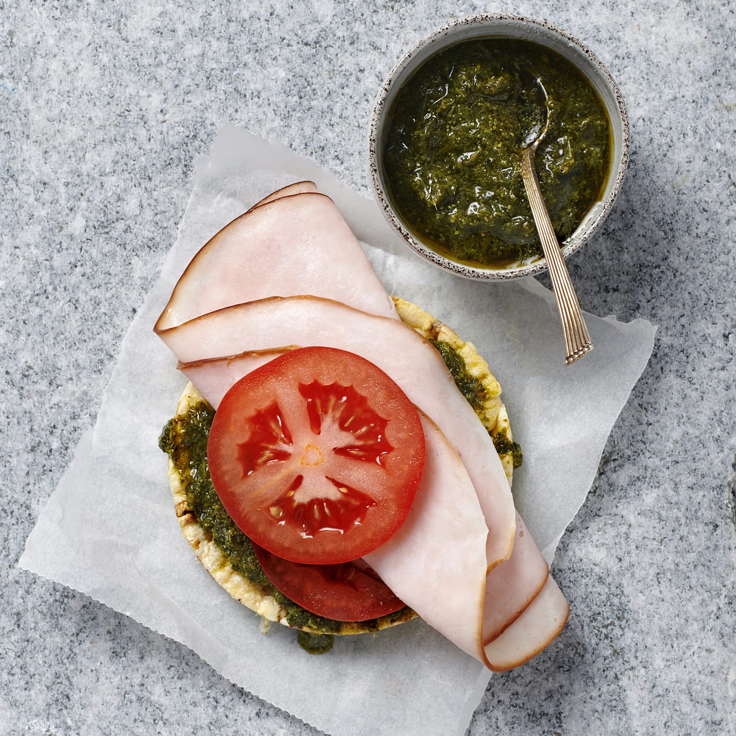 Pesto och kalkon på majskaka