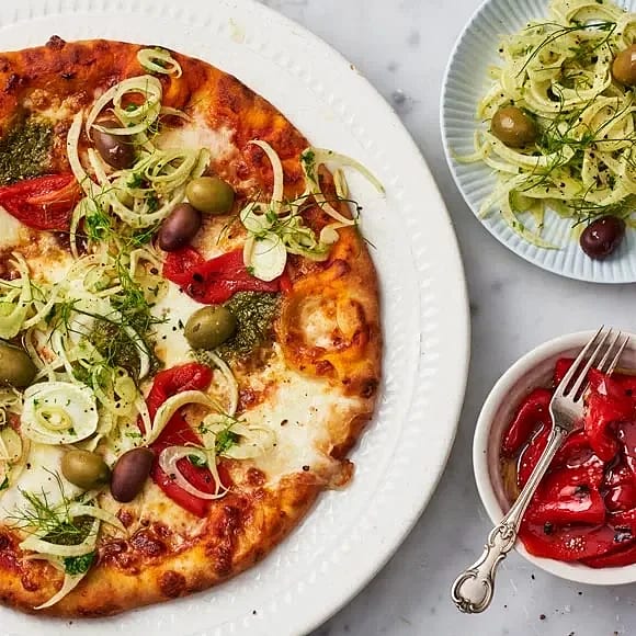 Pestopizza med mozzarella, grillad paprika och marinerad fänkål