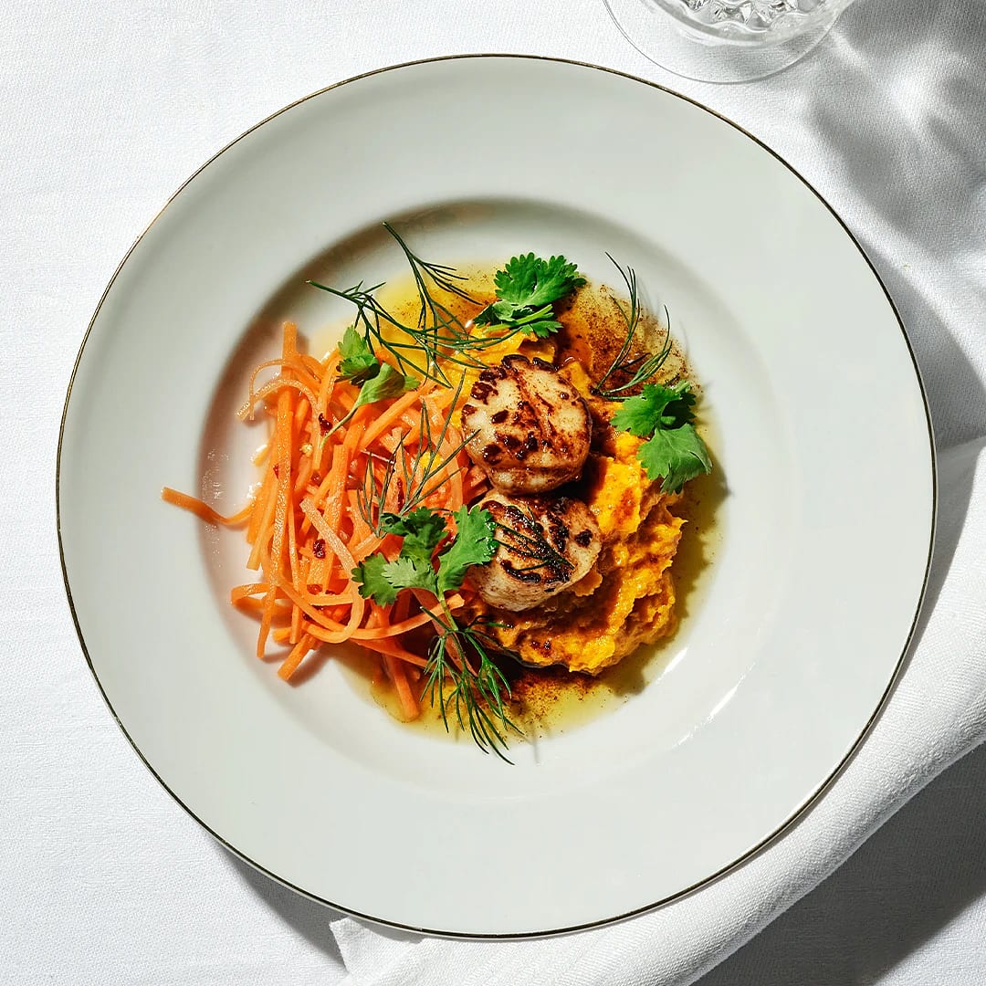 Pilgrimsmusslor med morotskräm och -sallad