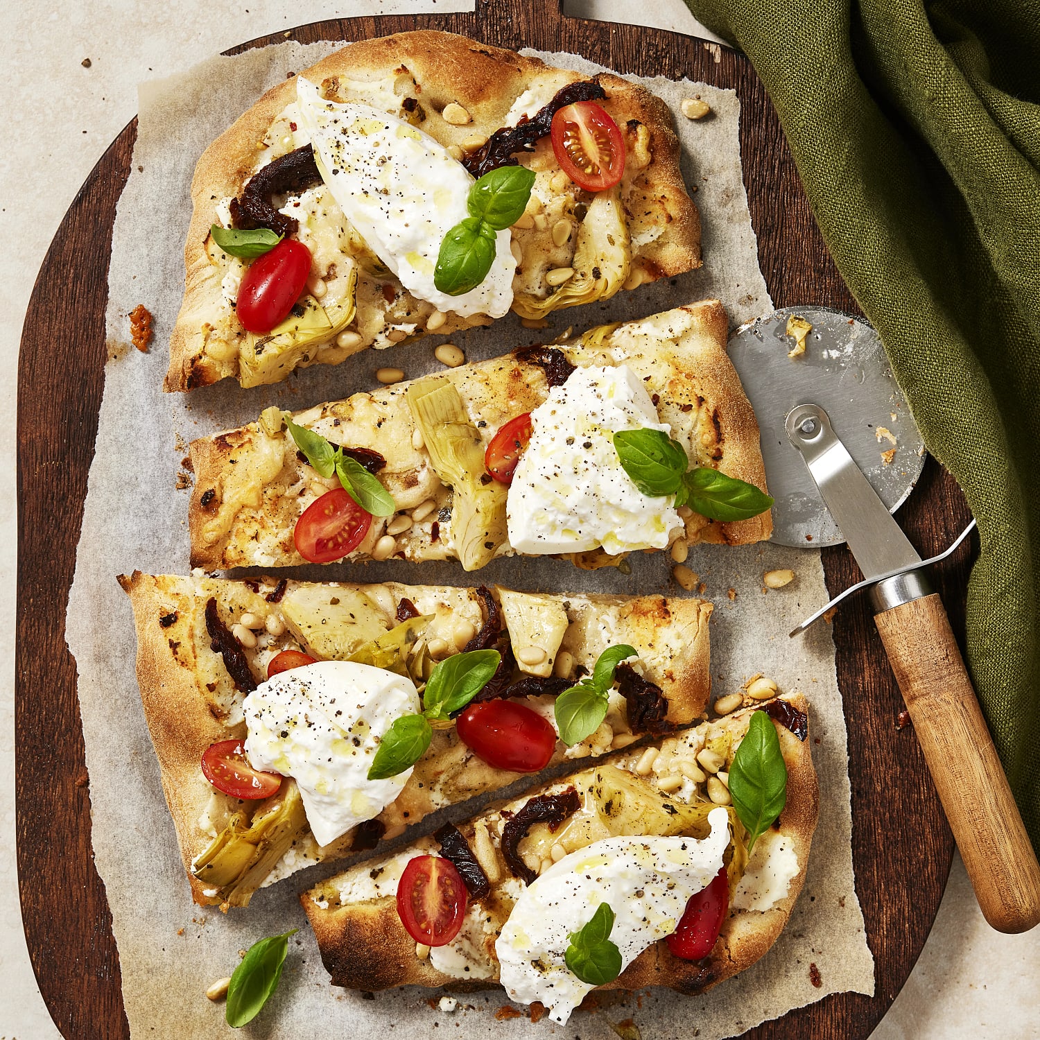 Pinsa bianco med kronärtskocka, soltorkade tomater och burrata