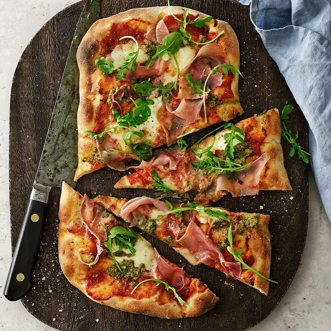 Pinsa med lufttorkad skinka och pesto