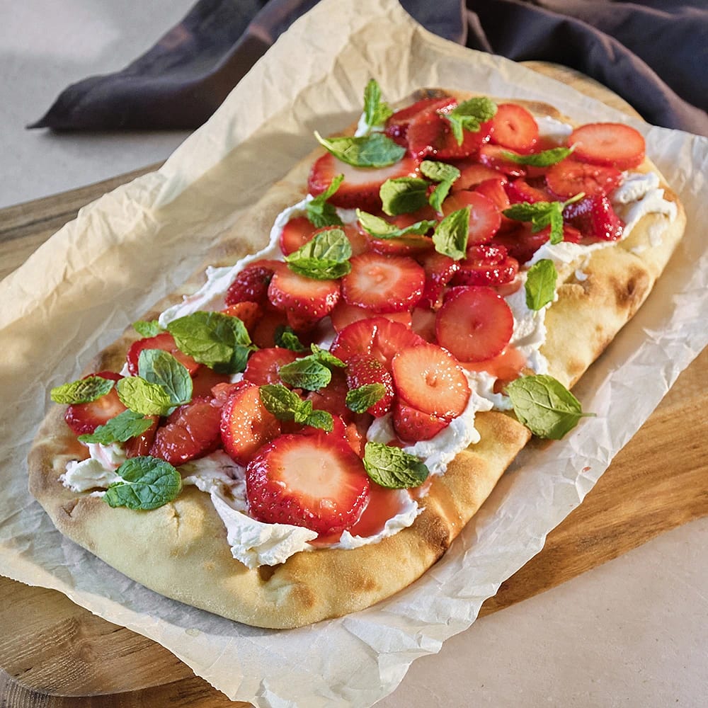 Pinsa med mascarpone och limesockrade jordgubbar