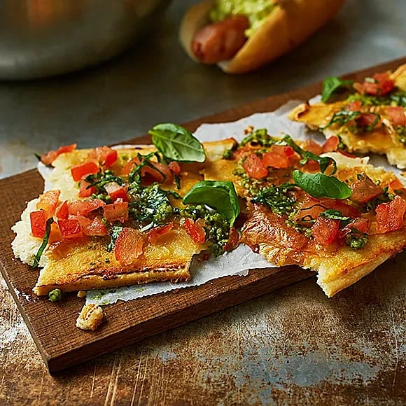 Pizza bianca med tomatsalsa och valnötspesto