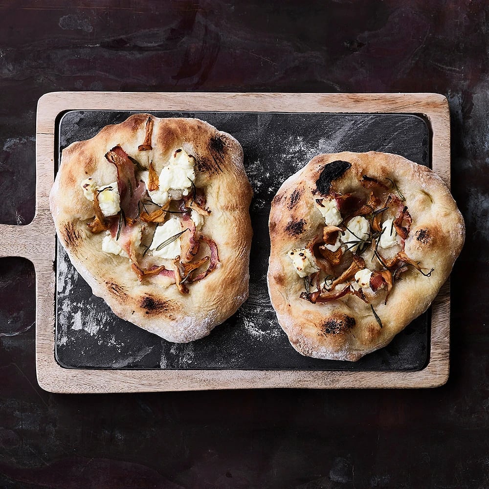 Pizza bianco med kantareller, pancetta och rosmarin
